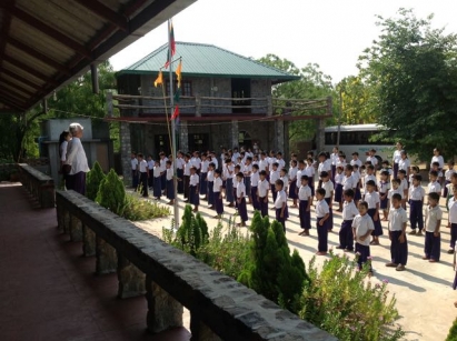 Eric Trutwein & children on 1st day of new school year